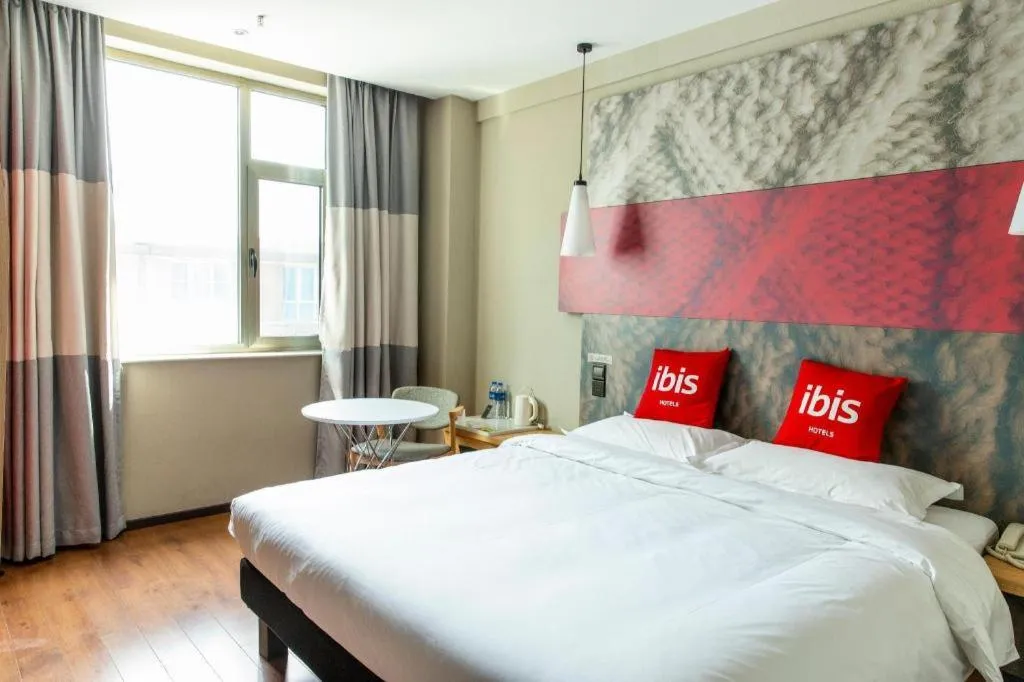 Bed in Ibis Xinzhou Qiyi RD