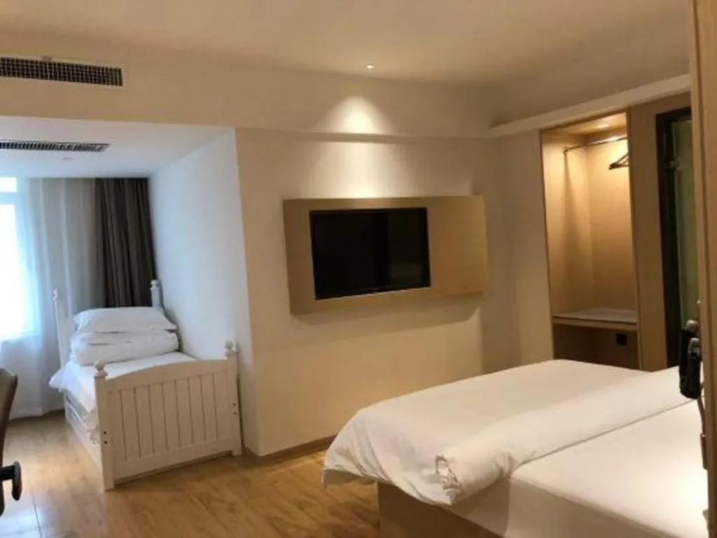 Bed in Metropolo Hotel Qingdao Wusi Square Xiaomaidao