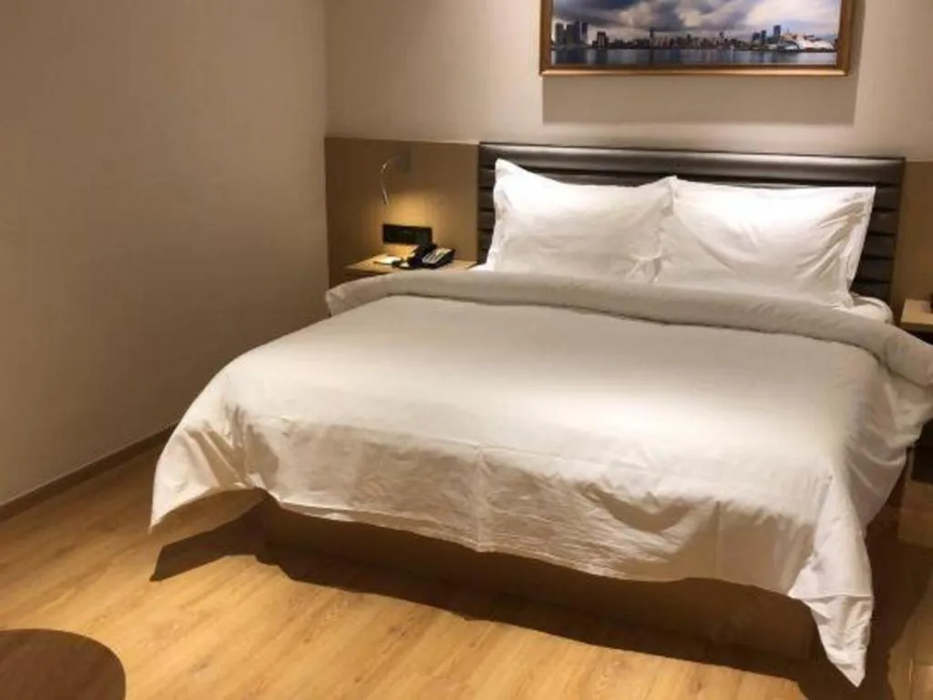 Bed in Metropolo Hotel Qingdao Wusi Square Xiaomaidao