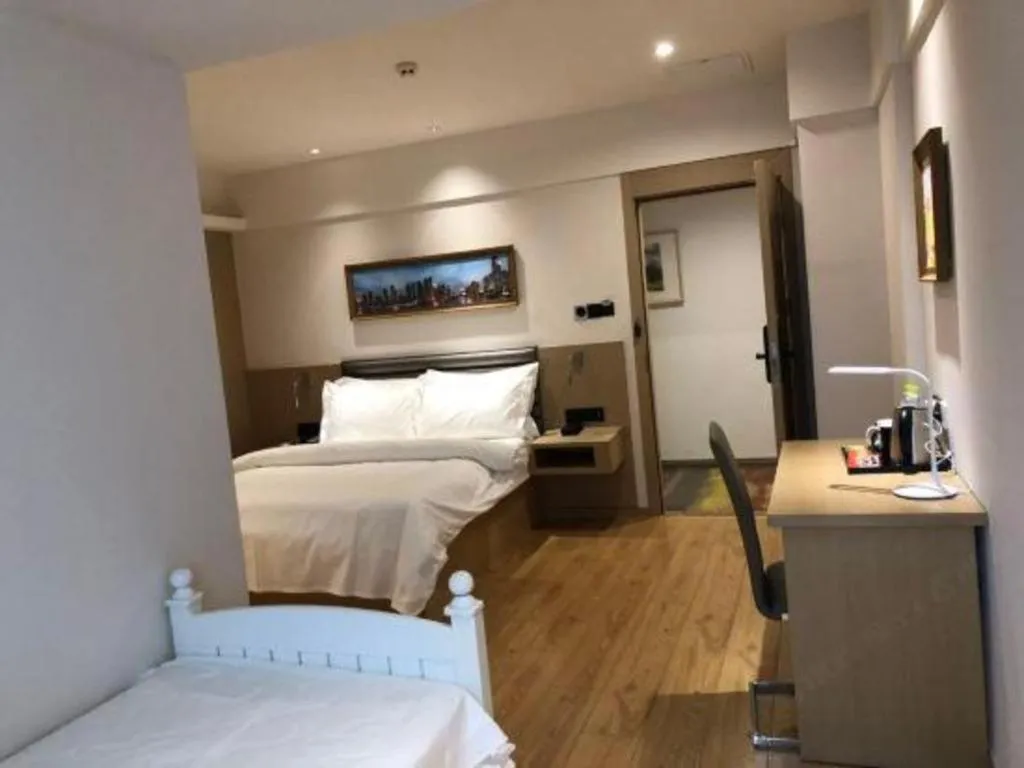 Bed in Metropolo Hotel Qingdao Wusi Square Xiaomaidao