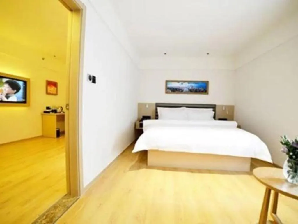 Bed in Metropolo Hotel Qingdao Wusi Square Xiaomaidao