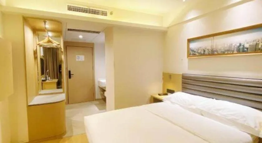 Bed in Metropolo Hotel Qingdao Wusi Square Xiaomaidao