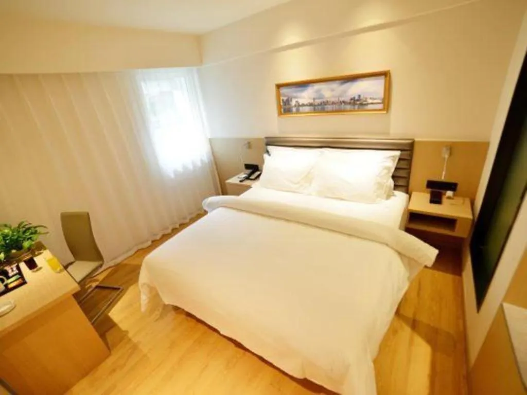 Bed in Metropolo Hotel Qingdao Wusi Square Xiaomaidao