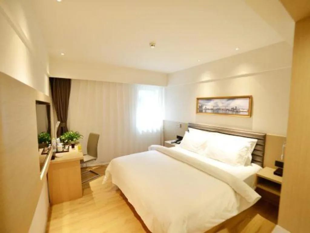 Bed in Metropolo Hotel Qingdao Wusi Square Xiaomaidao