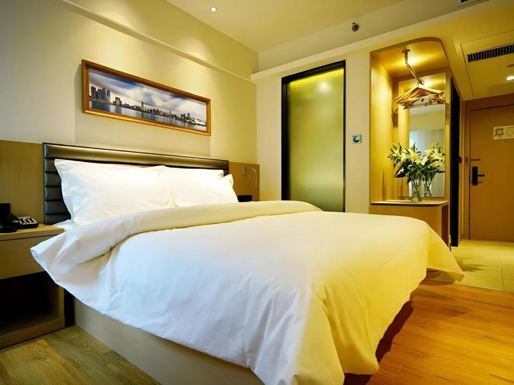 Bed in Metropolo Hotel Qingdao Wusi Square Xiaomaidao