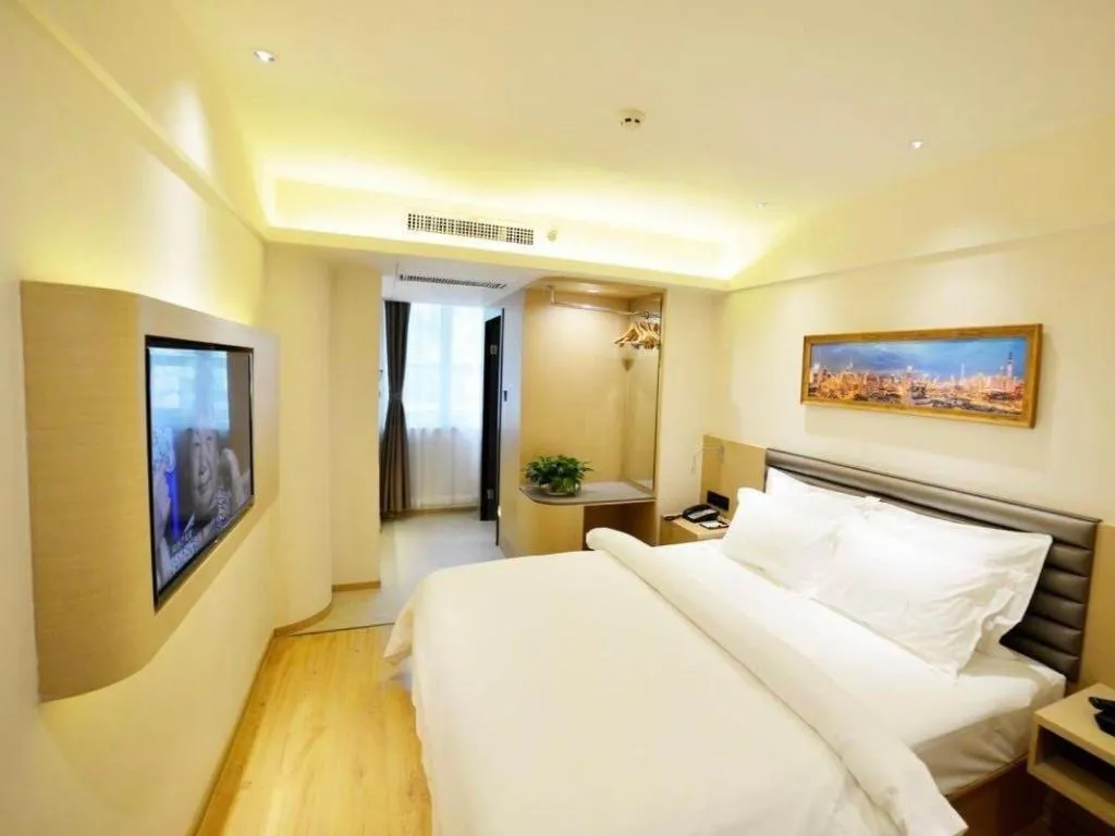 Bed in Metropolo Hotel Qingdao Wusi Square Xiaomaidao