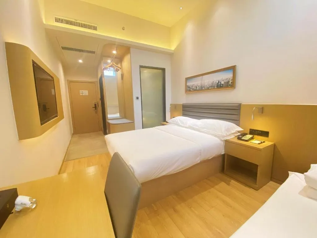 Bed in Metropolo Hotel Qingdao Wusi Square Xiaomaidao