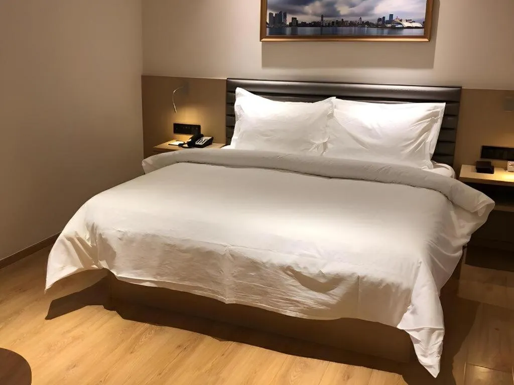 Bed in Metropolo Hotel Qingdao Wusi Square Xiaomaidao