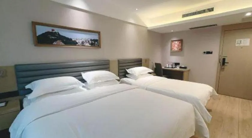 Bed in Metropolo Hotel Qingdao Wusi Square Xiaomaidao