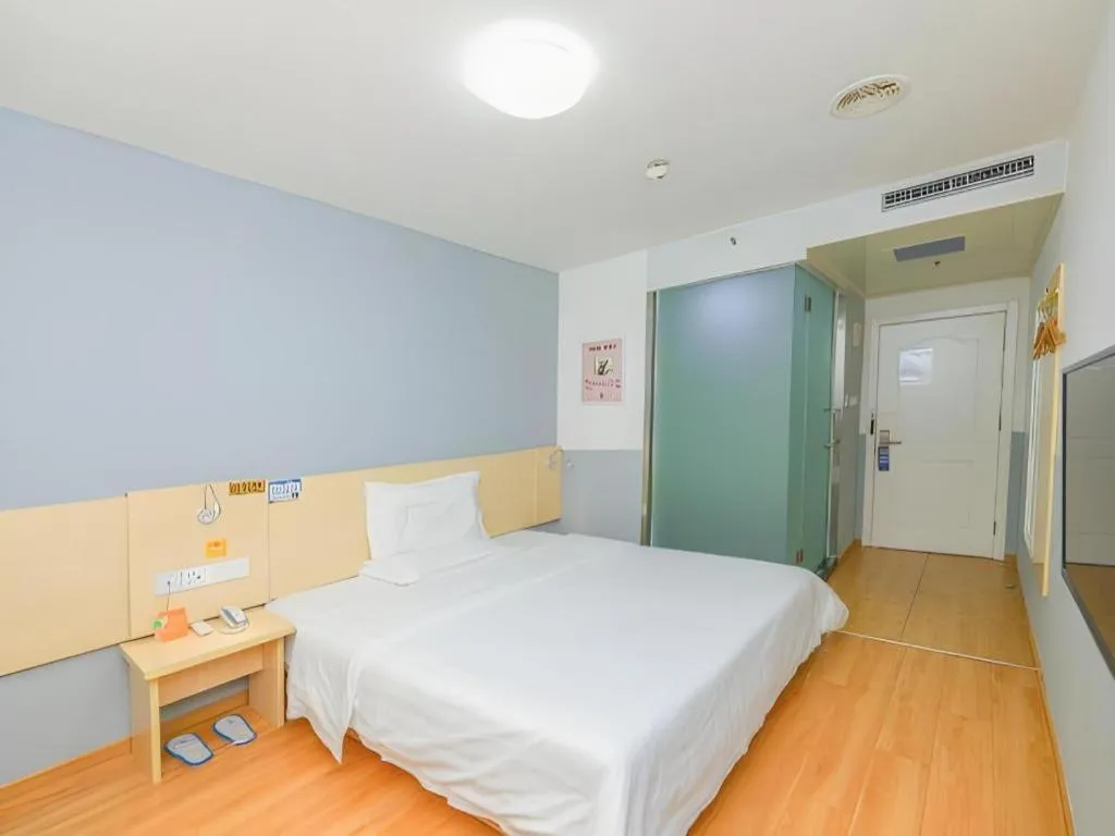 Bed in 7 Days Inn Beijing Tiananmen Square