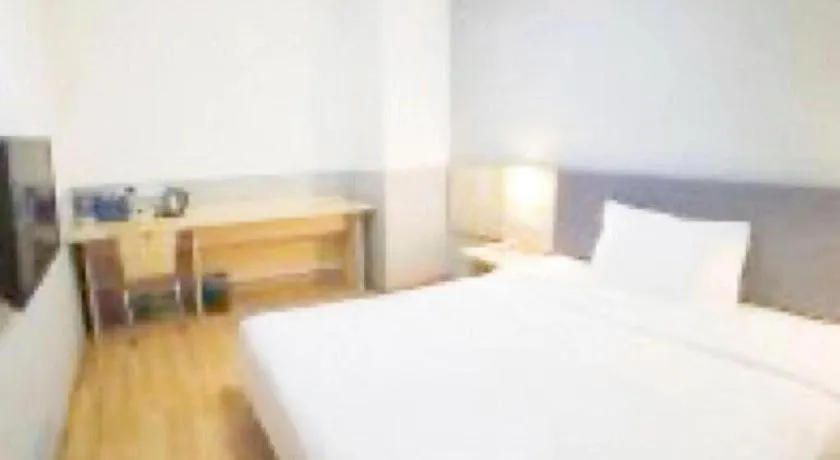 Bed in 7 Days Inn Beijing Tiananmen Square