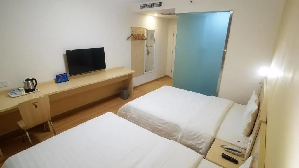 Bed in 7 Days Inn Beijing Tiananmen Square