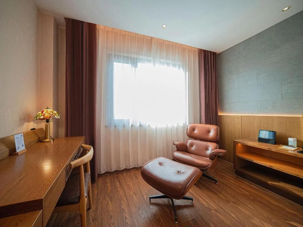 James Joyce Coffetel Xinyang Xixian Longhu Huayi