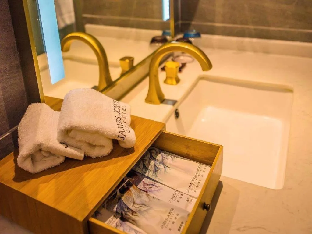 James Joyce Coffetel Xinyang Xixian Longhu Huayi