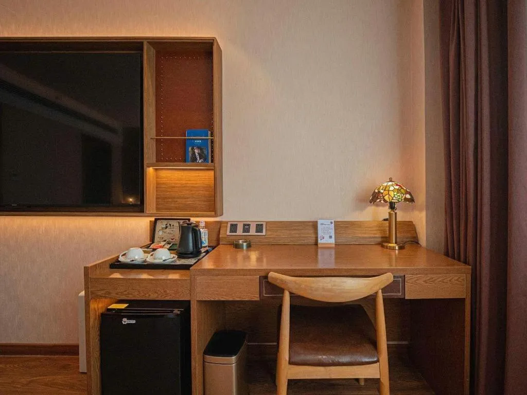 James Joyce Coffetel Xinyang Xixian Longhu Huayi