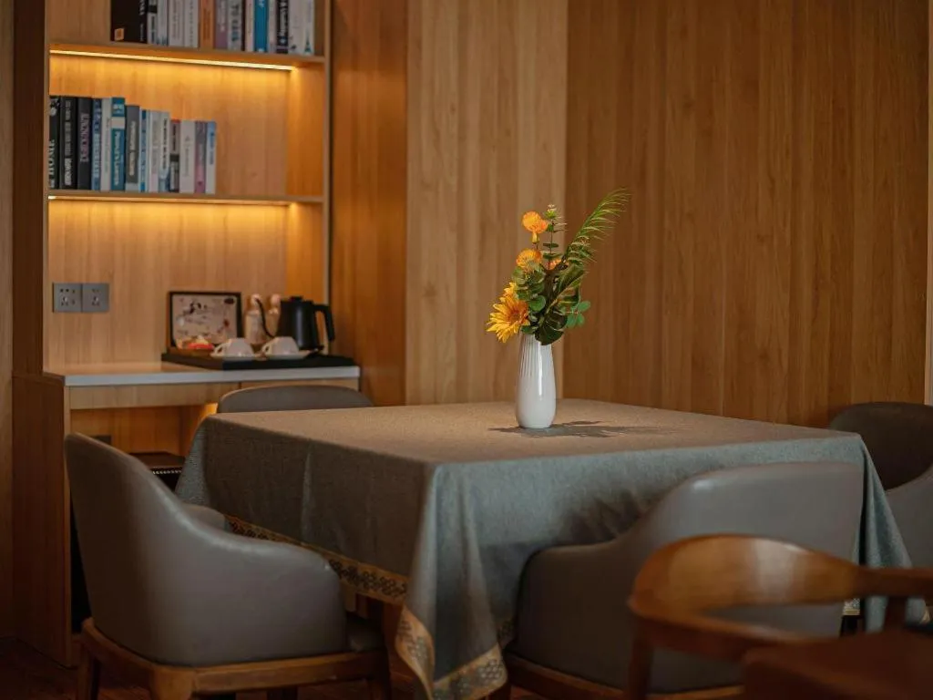 James Joyce Coffetel Xinyang Xixian Longhu Huayi