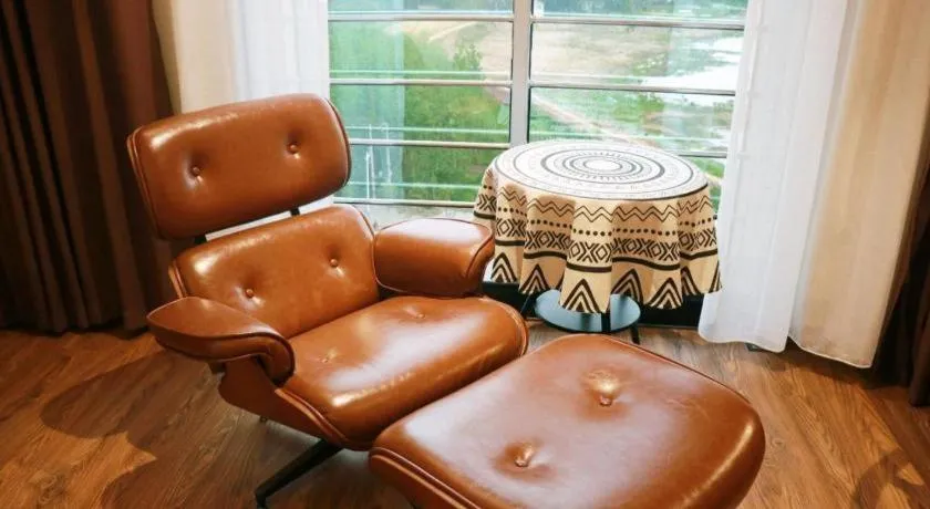 James Joyce Coffetel Xinyang Xixian Longhu Huayi