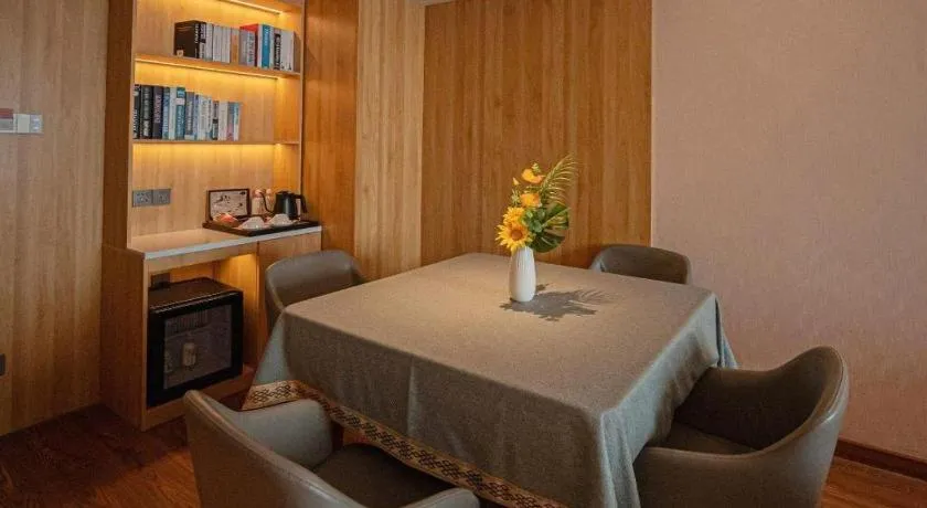 James Joyce Coffetel Xinyang Xixian Longhu Huayi