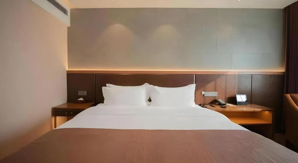 Bed in James Joyce Coffetel Xinyang Xixian Longhu Huayi