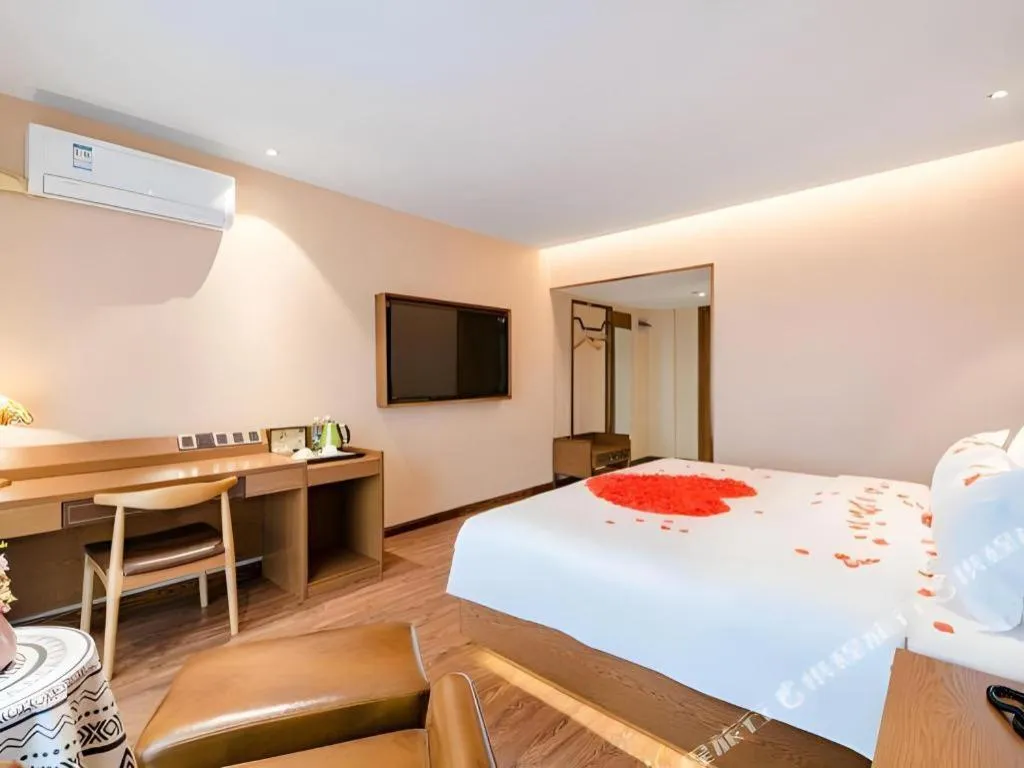 Bed in James Joyce Coffetel Xinyang Xixian Longhu Huayi