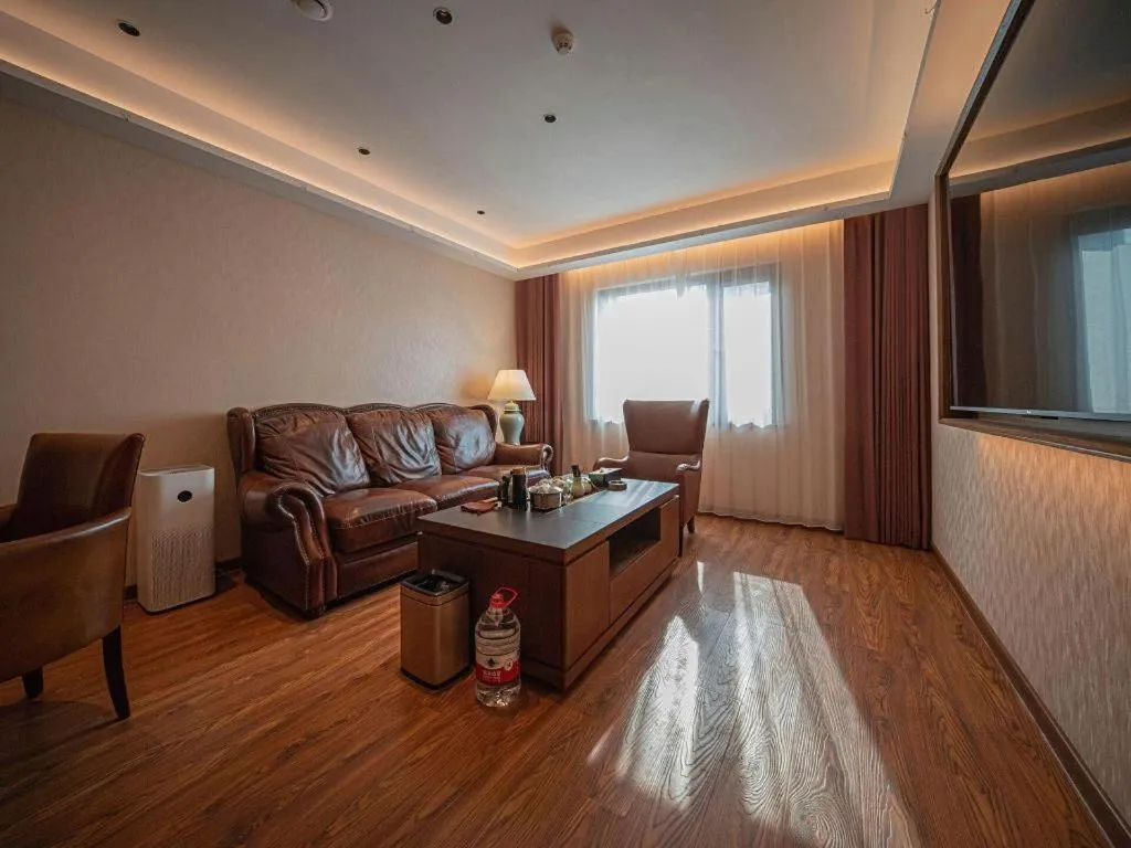 James Joyce Coffetel Xinyang Xixian Longhu Huayi