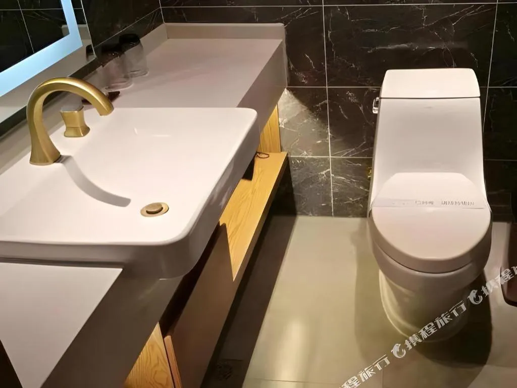 James Joyce Coffetel Xinyang Xixian Longhu Huayi