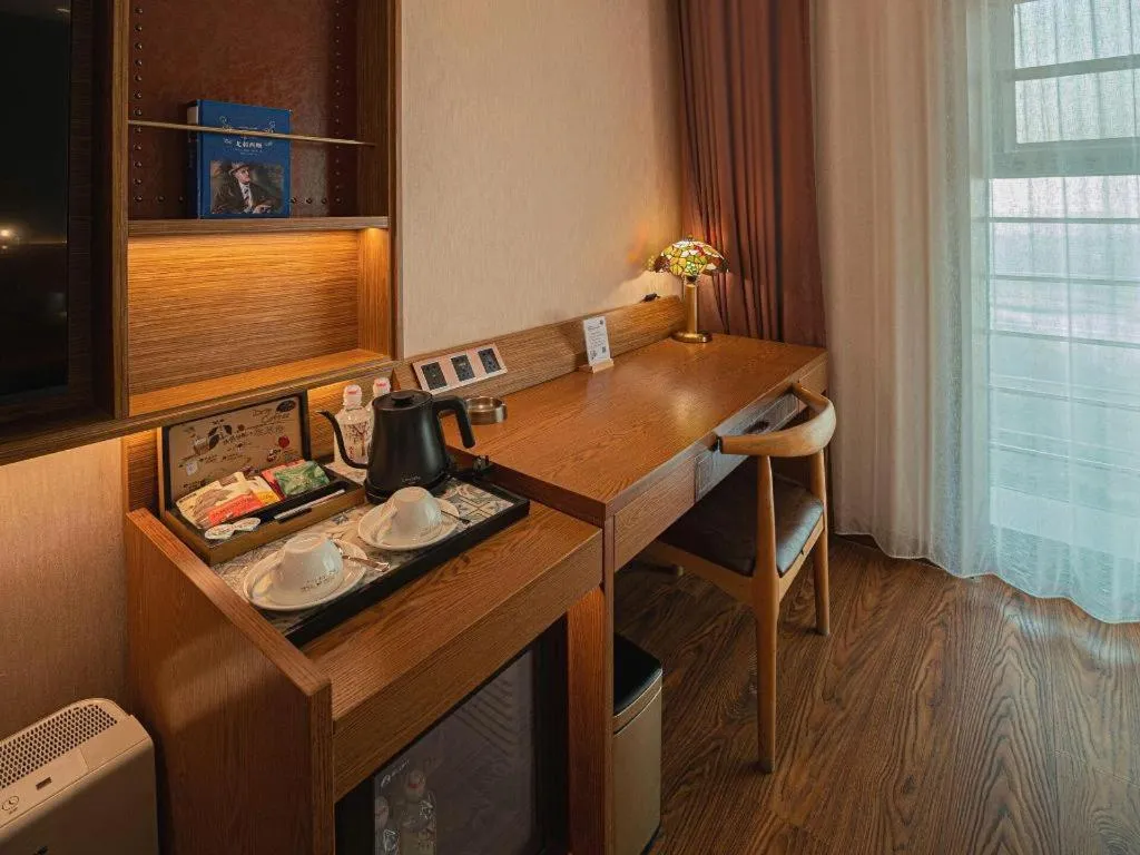 James Joyce Coffetel Xinyang Xixian Longhu Huayi