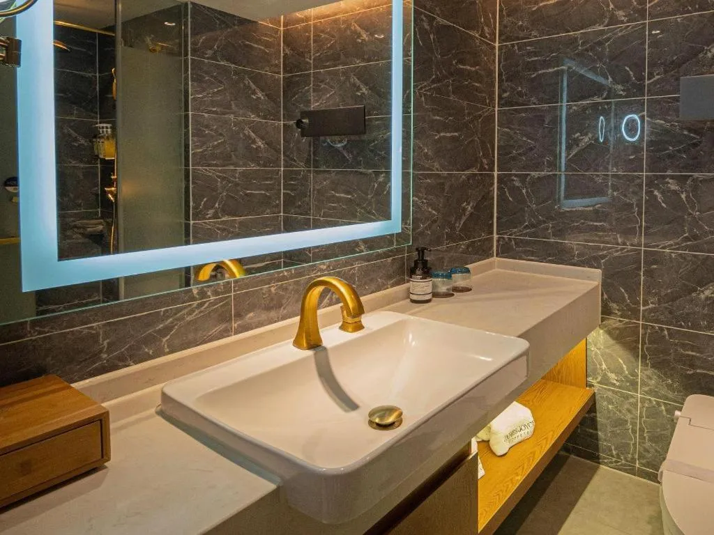 James Joyce Coffetel Xinyang Xixian Longhu Huayi