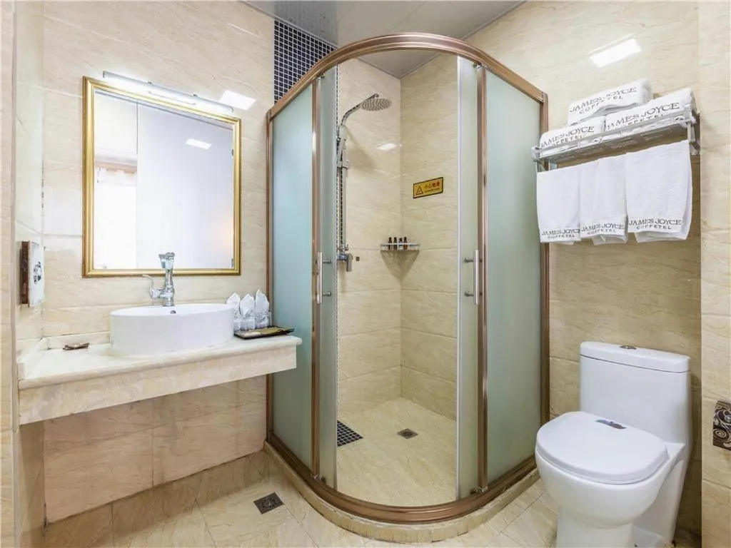 James Joyce Coffetel Dali Erhai Wetland Park