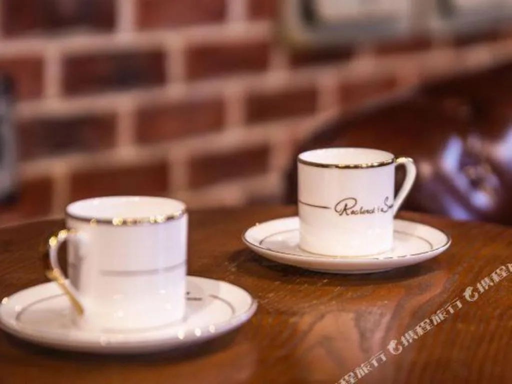 James Joyce Coffetel Dali Erhai Wetland Park