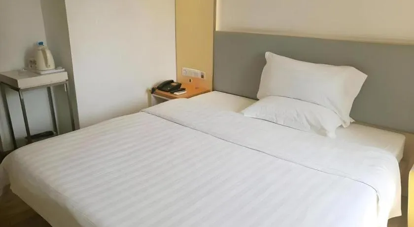 Bed in 7Days Inn Shenzhen Longgang Nanlian Metro Station Branch