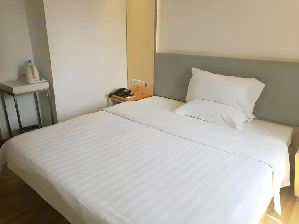 Bed in 7Days Inn Shenzhen Longgang Nanlian Metro Station Branch