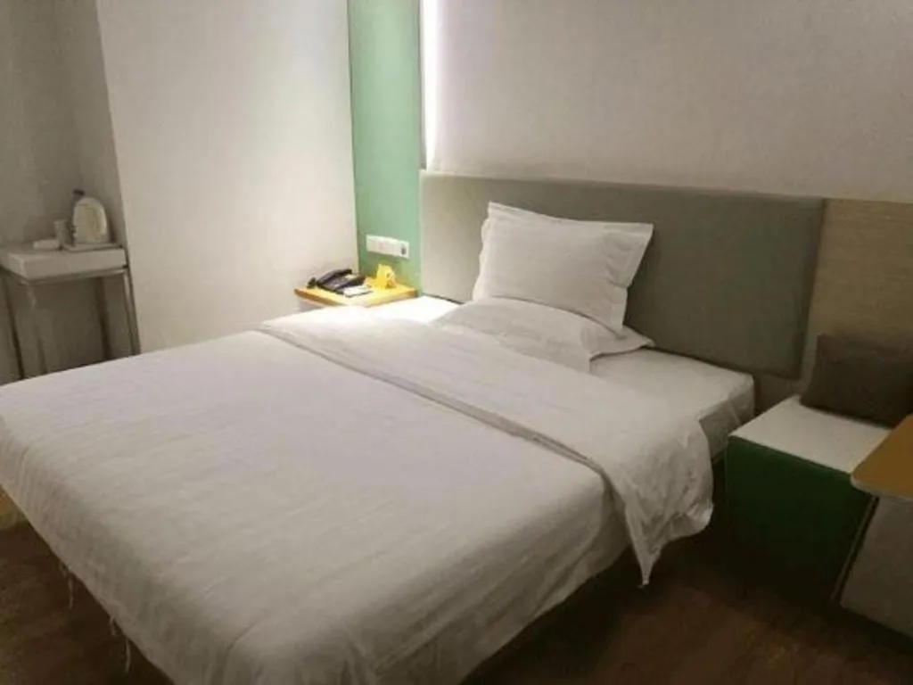 Bed in 7Days Inn Shenzhen Longgang Nanlian Metro Station Branch