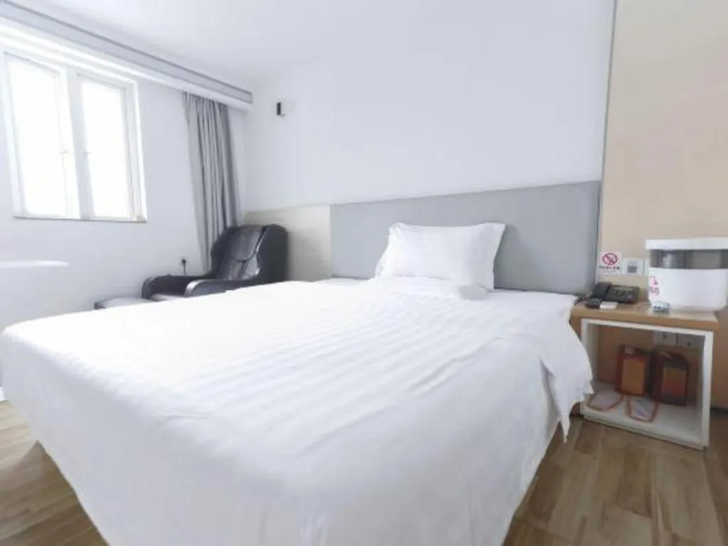 Bed in 7Days Inn Shenzhen Longgang Nanlian Metro Station Branch