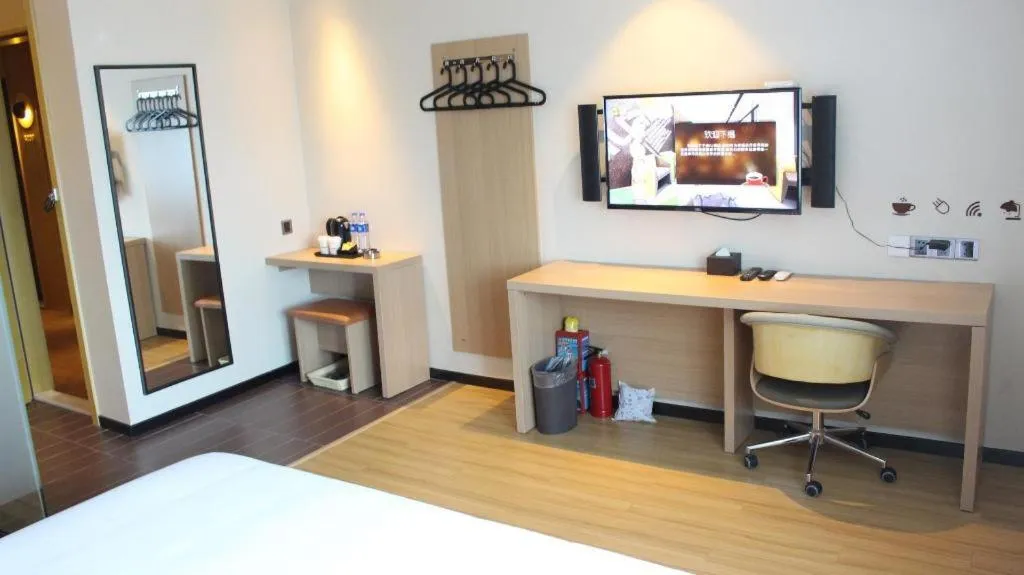 Bed in IU Hotels Guangzhou South High Speed Rail Station