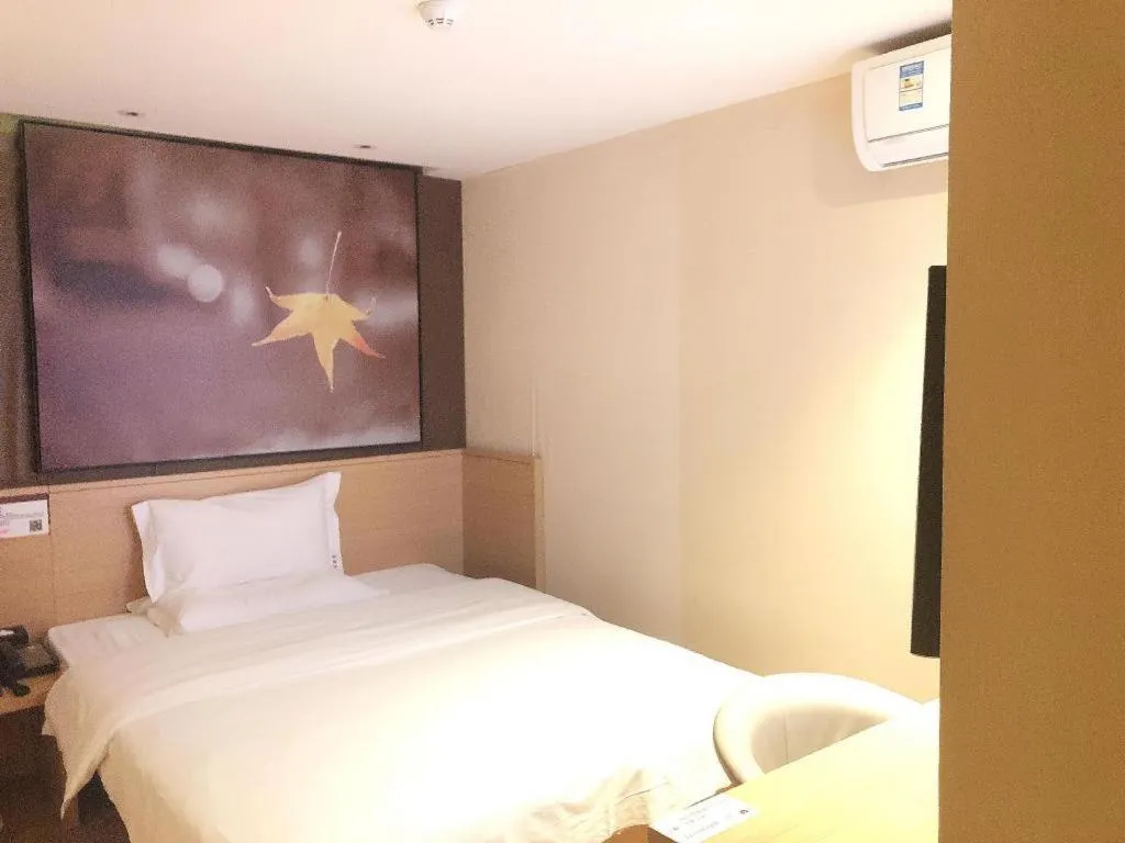 Bed in IU Hotels Guangzhou Panyu Dashi Chimelong Safari Park