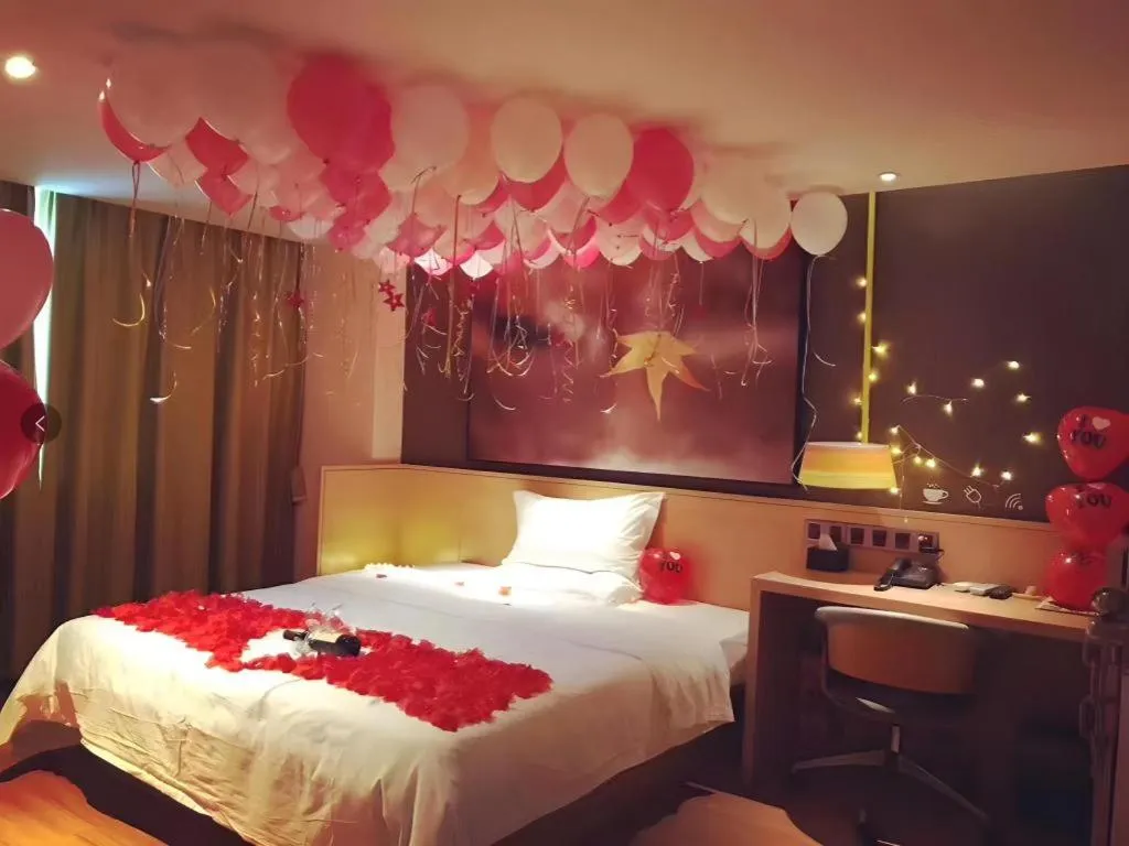 Bed in IU Hotels Guangzhou Panyu Dashi Chimelong Safari Park