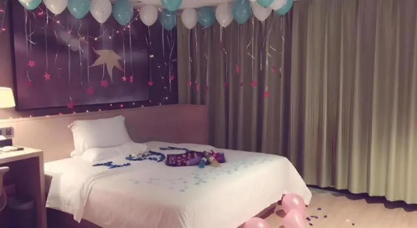 Bed in IU Hotels Guangzhou Panyu Dashi Chimelong Safari Park