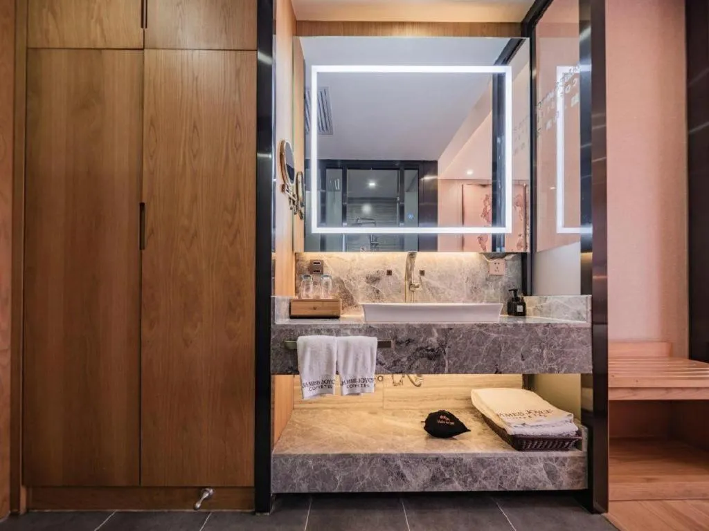 James Joyce Coffetel Xi'an Laochenggen Hongmiaopo Metro Station