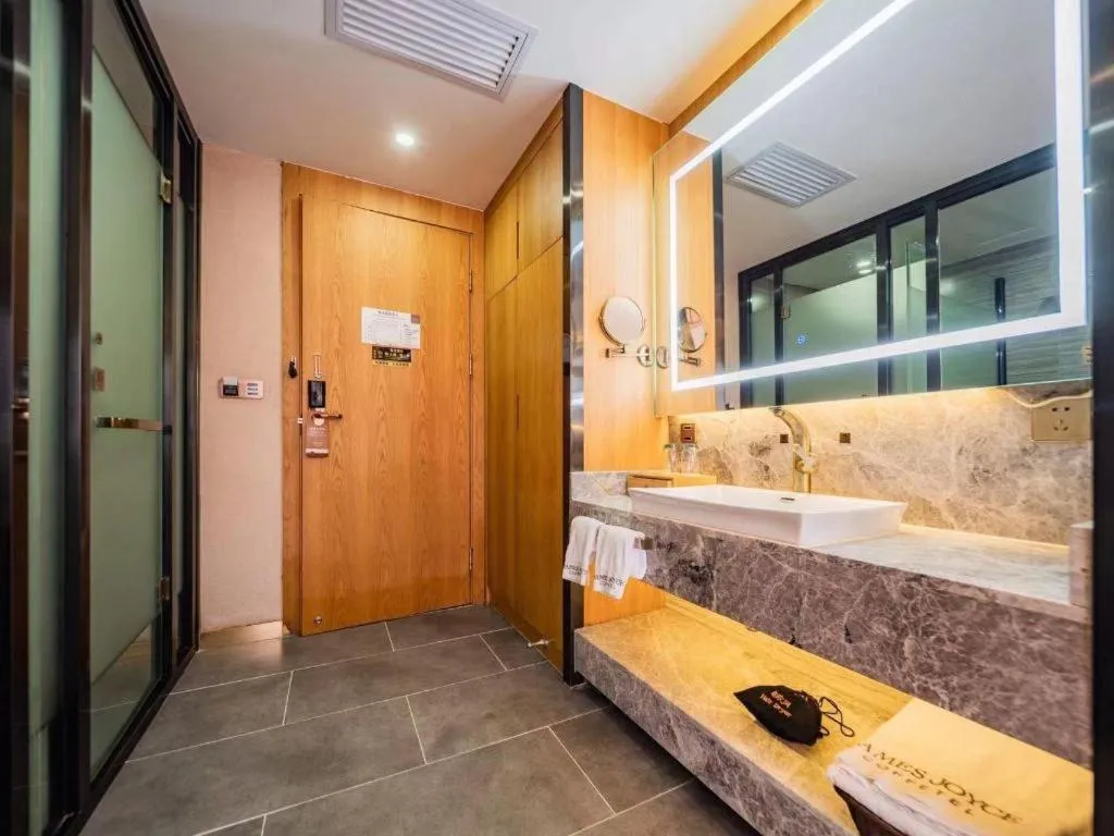 James Joyce Coffetel Xi'an Laochenggen Hongmiaopo Metro Station