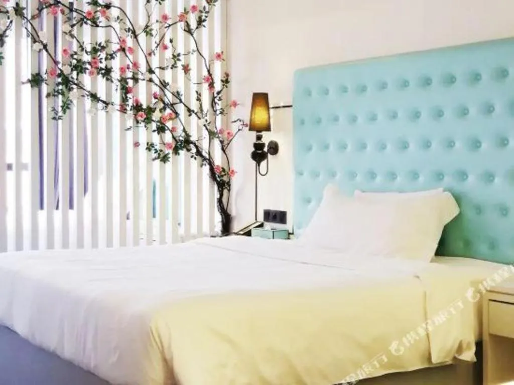 Bed in Xana Lite Guangzhou Shixi Metro Station