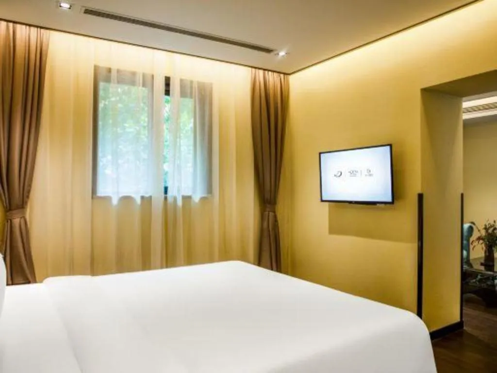 Bed in Xana Hotelle Beijing Olympic Park South Lishuiqiao Metro Station