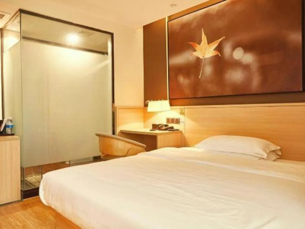 Bed in IU Hotel Chengdu Jianyang Xiongzhou Plaza