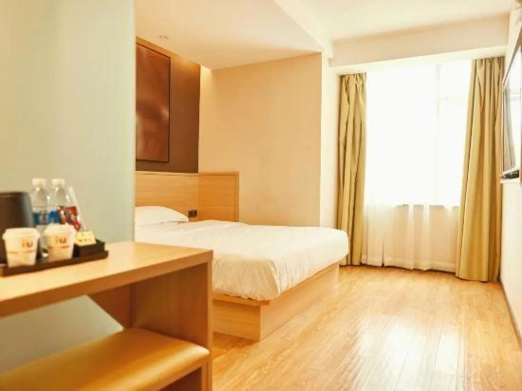 Bed in IU Hotel Chengdu Jianyang Xiongzhou Plaza