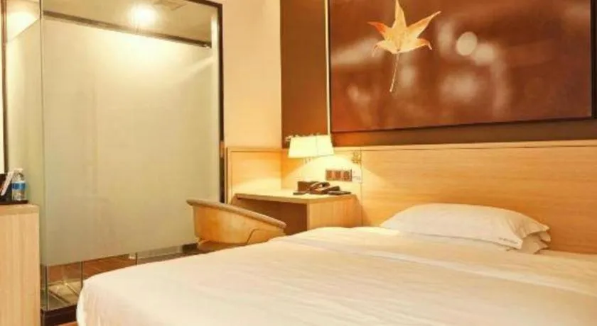 Bed in IU Hotel Chengdu Jianyang Xiongzhou Plaza