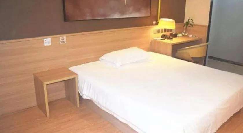 Bed in IU Hotel Chengdu Jianyang Xiongzhou Plaza