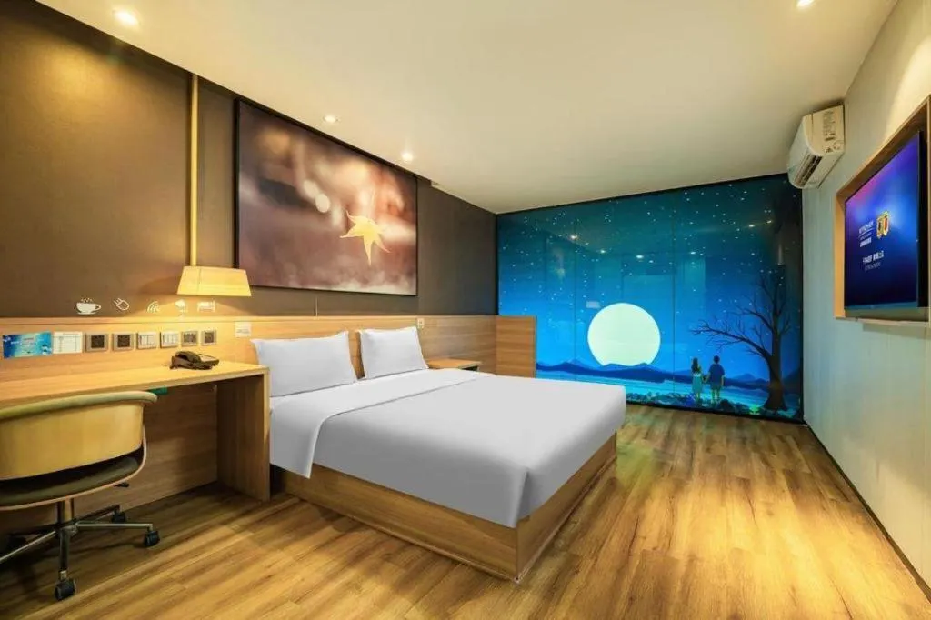 Bed in IU Hotel Chengdu Jianyang Xiongzhou Plaza