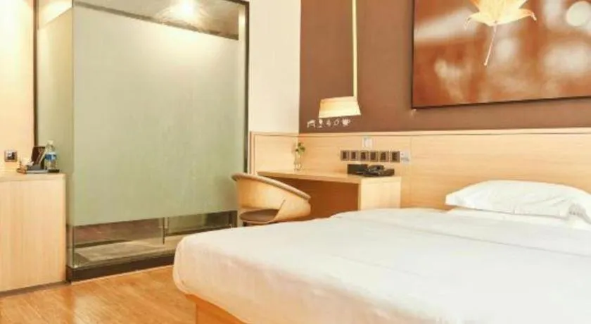 Bed in IU Hotel Chengdu Jianyang Xiongzhou Plaza