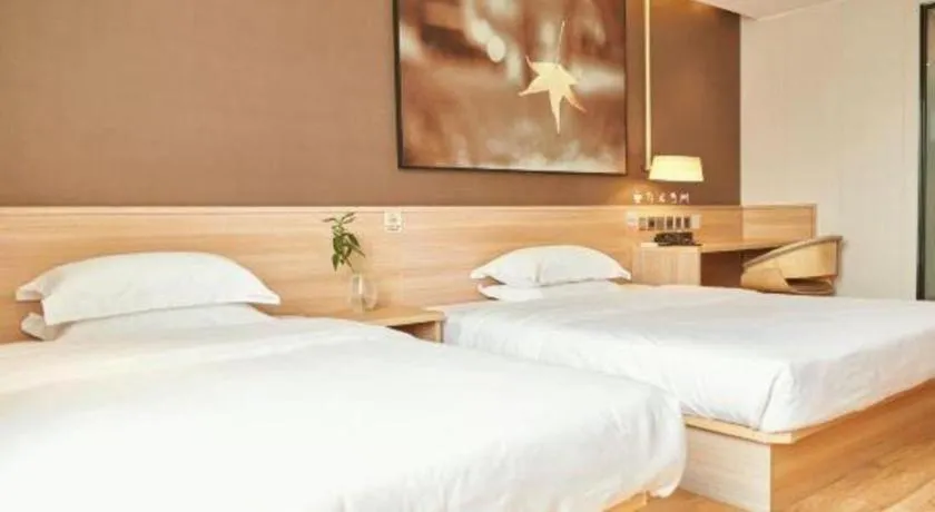 Bed in IU Hotel Chengdu Jianyang Xiongzhou Plaza