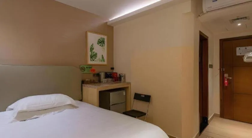 Bed in Leisurely Hotel Shenzhen